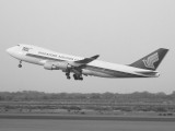 1726 15th February 09 Singapore Airlines leaving Sharjah.jpg