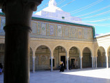 Kairouan - small mosque courtyard, entrance to mosque