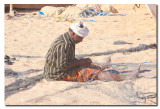 Pescador reparando una red en el puerto - Fisherman repairing a fishing net in the port