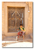 Nio con bici en Al Hamra - Boy with bicycle in Al Hambra