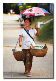Mujer Laosiana transporta sus compras  -  Laotien woman carries her  groceries