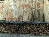 Le mur de bois soutient le mur de briques.