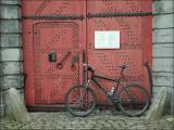 Mon vélo devant la porte rouge...(à suivre)