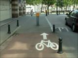 Poteau au beau mitan de la piste cyclable (2/2)
