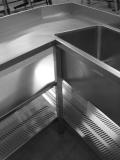 Particolare con fondo grigliato inox e bordi