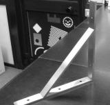 Supporti in piatto inox satinato e benfinito per mensola in vetro per negozio arredamento