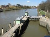 Looking into the lock basin from the footpath above the bridge.