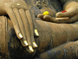 Buddhas gold fingernails