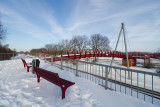 Voetgangersbrug over kanaal en ontbindingsweg