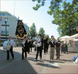 de harmonie op weg naar het feest