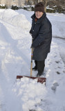 Super Mamie nettoie les 25cm de neige
