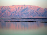 Reflets des montages au coucher de soleil sur la Mer Morte