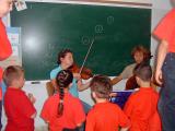 Children with violinist
