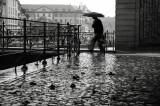 passant sous la pluie