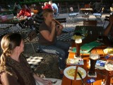 Terras Haarmhle met Erdinger Weibier Dunkel. En Ineke met worst met mayo.