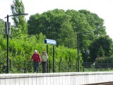 Trudy en Marian bij het station van Hemmen-Dodewaard