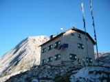 Rifugio Biella met op achtergrond Croda del Becco (Seekofel, 2810 meter)