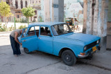 Reparando el carro (La Habana)
