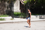 Seorita paseando (La Habana)