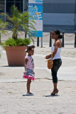 Madre e hija en la Plaza Vieja (La Habana)