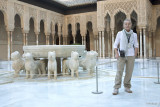 Alhambra de Granada. Patio de los Leones. Carmen, restauradora de Los Leones