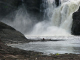 au pied des chutes