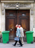 entre deux poubelles