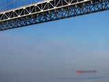 petit bateau sous gros gros pont