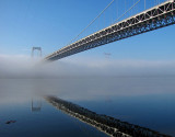 un pont sorti du brouillard