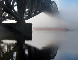 sous le pont dans la brume