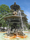 une fontaine au soleil