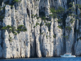 Le bateau longeant les grottes des Calanques