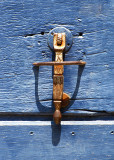butoir sur la porte bleue