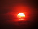soleil jaune sur fond rouge