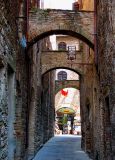 San Giminiano,  la ruelle aux trois arches