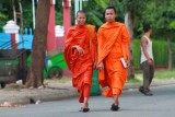 3532 Monks Phnom Penh.jpg