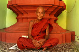 Old monk in Shwedagon.jpg
