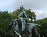 Buck Palace statue with pigeon