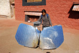 The guide demonstrates the solar cooker