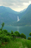 Feigumfossen, Lustrafjorden
