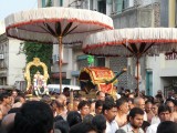 Sri Vishwaksenar and parthasarathis sri satakopam to receive Peyazhwar.jpg