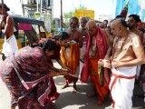 19-Opavarilla mAdargal of Thiruvallikeni taking Aarathi to HH2 (Large).JPG