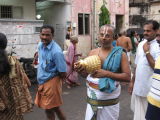 Emperuman's sri satagopam waiting for adiyars.JPG