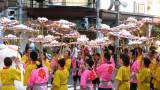 A collective rattling of umbrellas