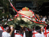 The giant mikoshi offering