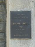 This bronze plaque explains that Lincolns remains had been in this vault.