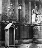 1878 - Lamp outside the Chamber of Deputies