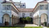 O Pátio das Arcadas com as suas paletas e o seu contentor do lixo