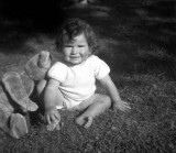 JM et son ours en peluche  Gavarnie en 1942 (9 mois)