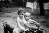 Bruno et Marie-Christine en 1964 dans le jardin dEl Patio